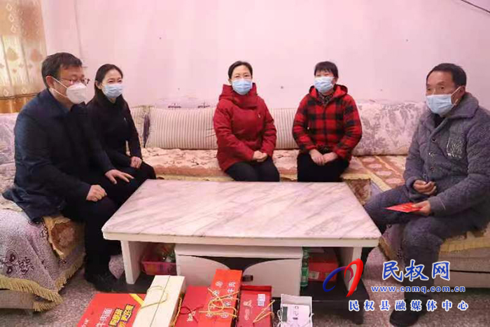 縣委副書記、縣長(zhǎng)王靜嫻慰問(wèn)基層困難老黨員