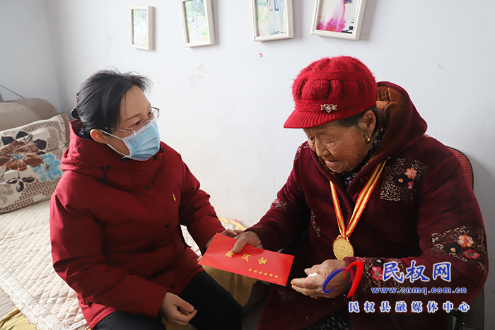 縣委副書記、縣長(zhǎng)王靜嫻慰問(wèn)基層困難老黨員