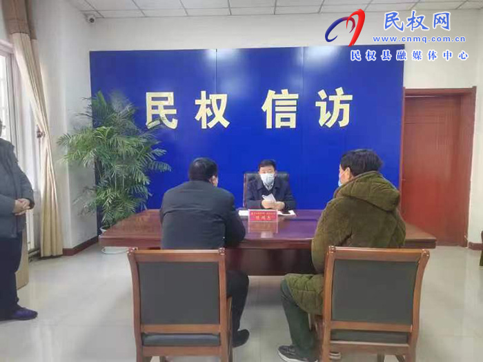 縣委常委、政法委書記陳鴻志在縣來訪接待中心約訪群眾