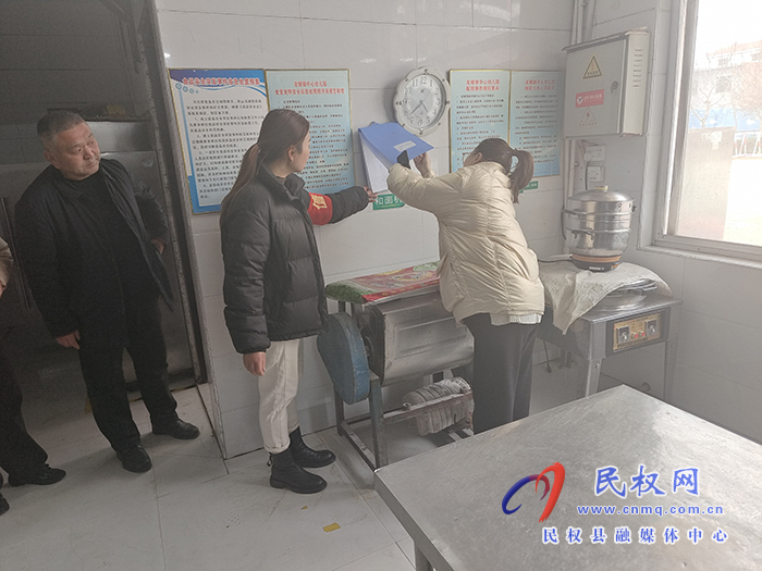 龍?zhí)伶?zhèn)黨委副書記金江紅到幼兒園督導檢查食品安全和校園安全工作