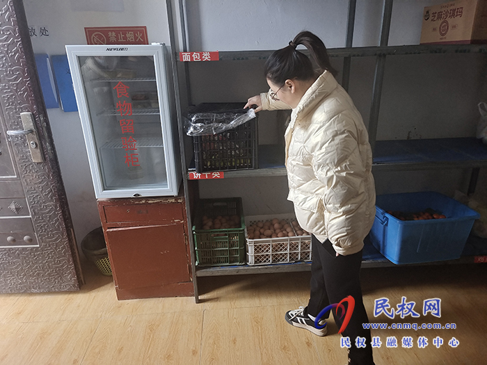 龍?zhí)伶?zhèn)黨委副書記金江紅到幼兒園督導檢查食品安全和校園安全工作