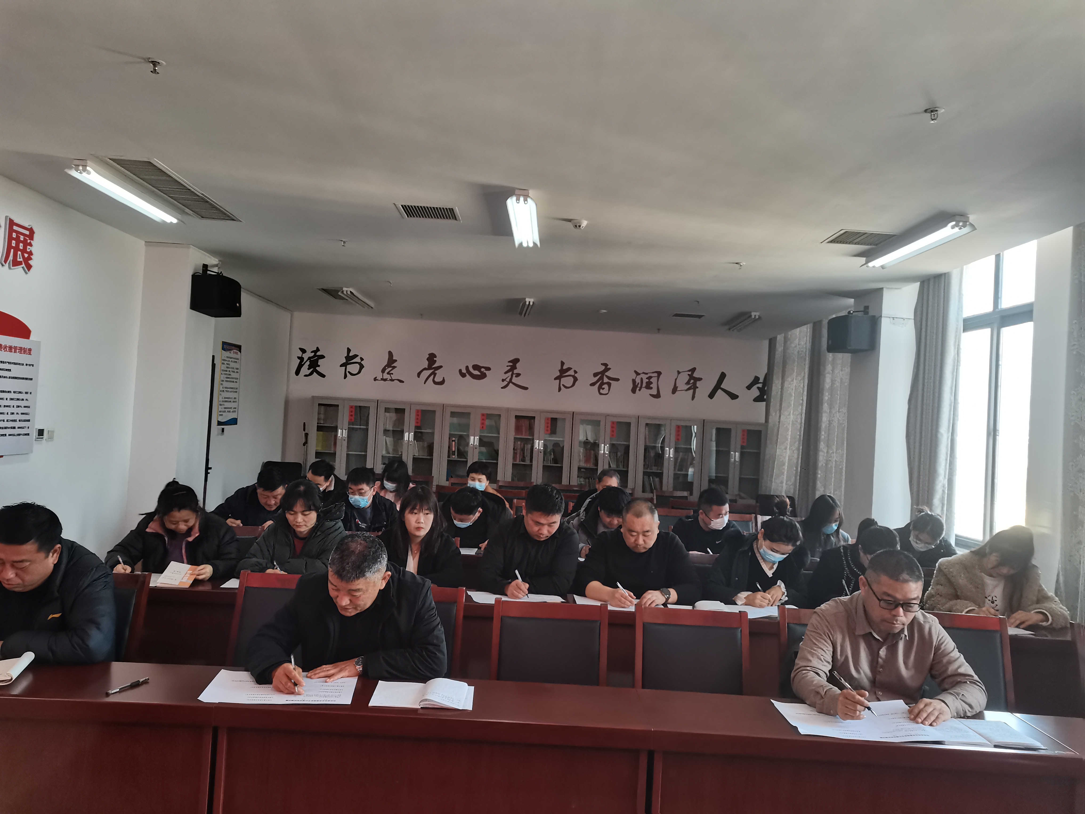 縣林業(yè)發(fā)展服務(wù)中心組織開展黨員干部應(yīng)知應(yīng)會(huì)知識(shí)測(cè)試