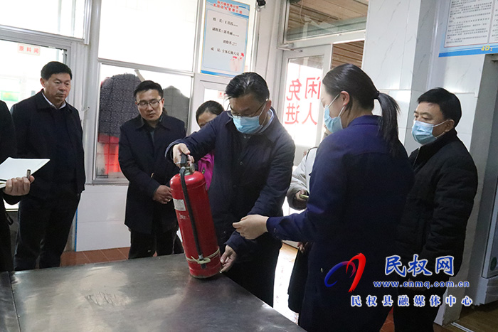 縣委常委、宣傳部長(zhǎng)、副縣長(zhǎng)畢道喜查看校園安全工作