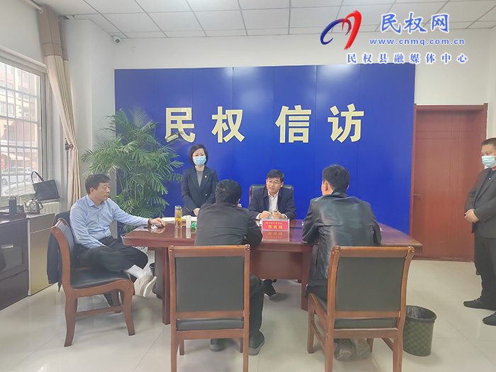 市人大常委會(huì)副主任、縣委書記張團(tuán)結(jié)接待來(lái)訪群眾