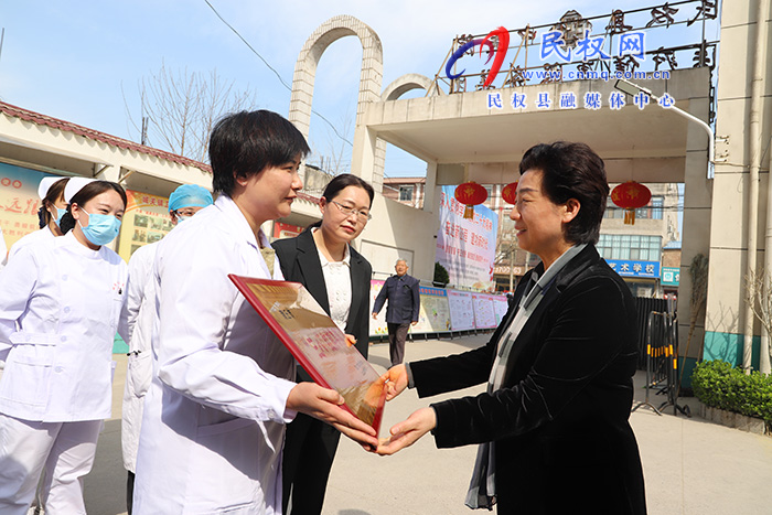市領(lǐng)導(dǎo)劉春霞到民調(diào)研并開展送獎(jiǎng)牌下基層活動(dòng)