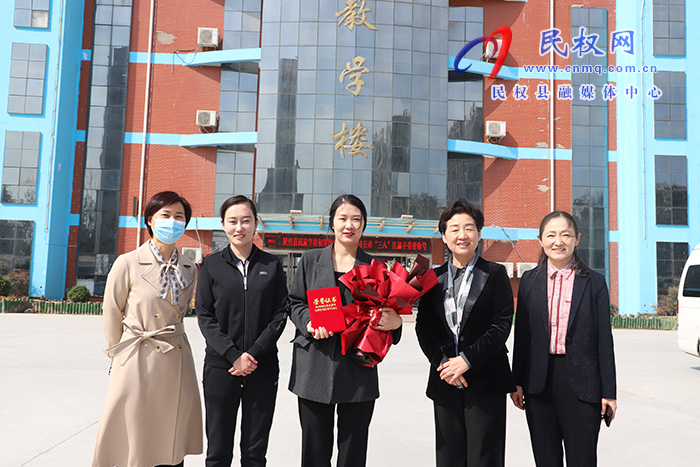 市領(lǐng)導(dǎo)劉春霞到民調(diào)研并開展送獎(jiǎng)牌下基層活動(dòng)