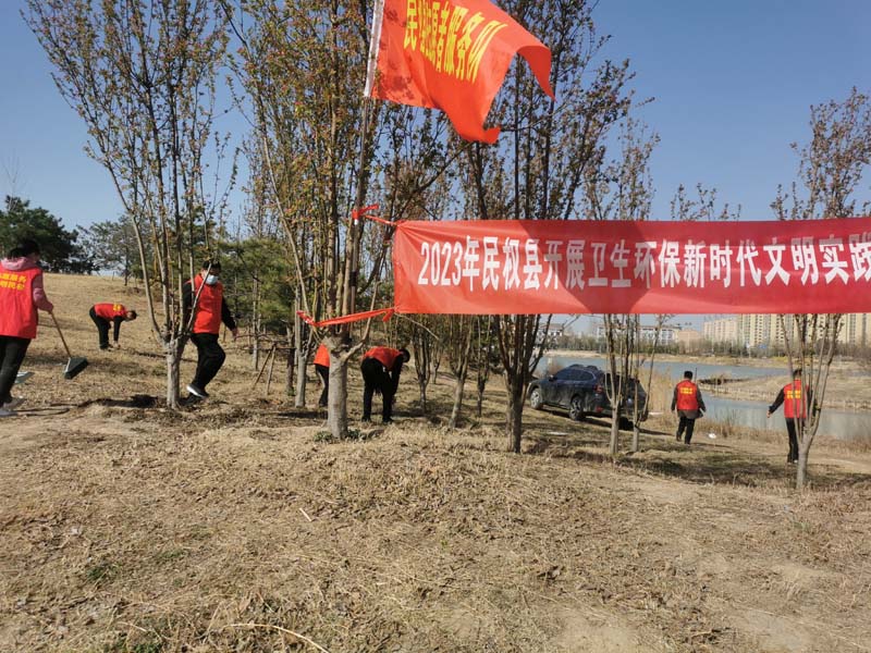 縣住建局開(kāi)展“衛(wèi)生環(huán)?！敝驹阜?wù)活動(dòng)