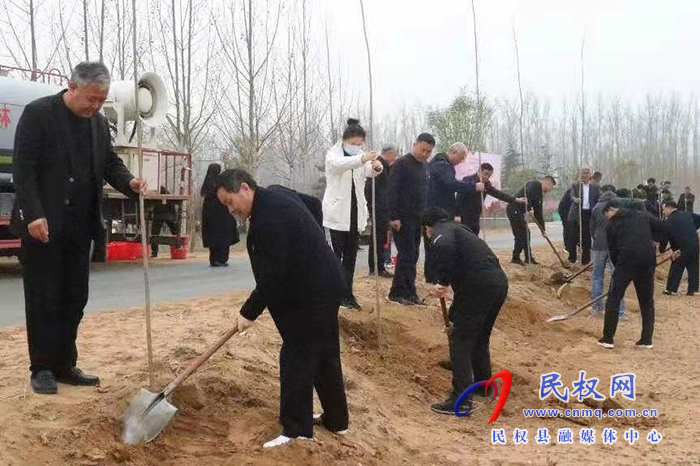 鄭州大學(xué)第34期商丘市管干部進修班到民開展植樹活動