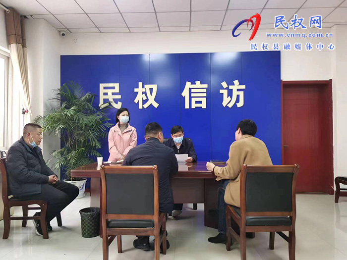 市人大常委會副主任、縣委書記張團結(jié)到群眾來訪接待中心接待來訪群眾