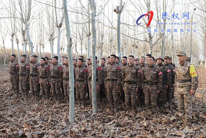 市人大常委會(huì)副主任、縣委書記張團(tuán)結(jié)看望慰問在民駐訓(xùn)武警部隊(duì)官兵