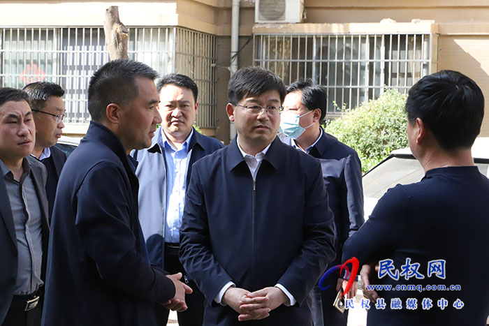 市人大常委會副主任、縣委書記張團結(jié)調(diào)研志愿服務工作