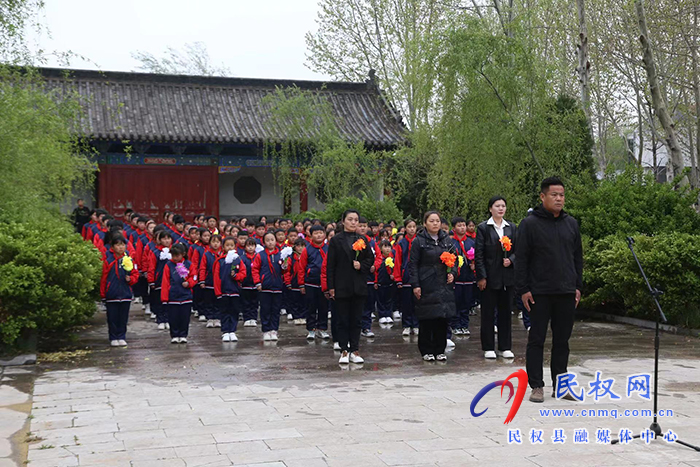 民權(quán)縣老顏集鄉(xiāng)楊樹莊小學(xué)舉行“弘揚(yáng)傳統(tǒng)文化，追思先賢莊子”文明祭掃活動(dòng)
