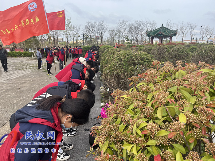  城關(guān)一中開展“緬懷革命先烈，繼承革命傳統(tǒng)”清明節(jié)祭掃活動