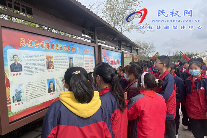  城關(guān)一中開展“緬懷革命先烈，繼承革命傳統(tǒng)”清明節(jié)祭掃活動