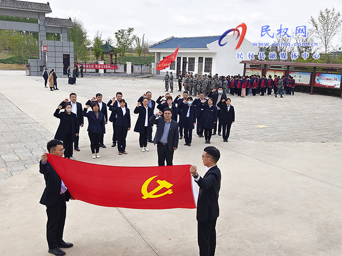中國(guó)郵政儲(chǔ)蓄銀行民權(quán)縣支行支部書記、行長(zhǎng)郭峰帶領(lǐng)黨員干部赴烈士陵園開展清明節(jié)祭掃活動(dòng)