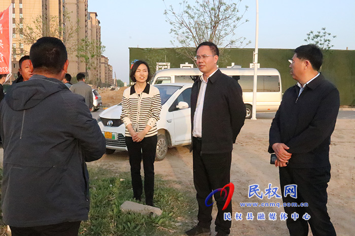 縣委常委、常務副縣長王景義現(xiàn)場辦公查看城區(qū)道路建設情況