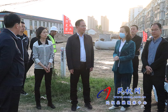 縣委常委、常務副縣長王景義現(xiàn)場辦公查看城區(qū)道路建設情況