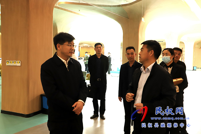 市人大常委會副主任、縣委書記張團結(jié)調(diào)研政務(wù)服務(wù)中心運營情況