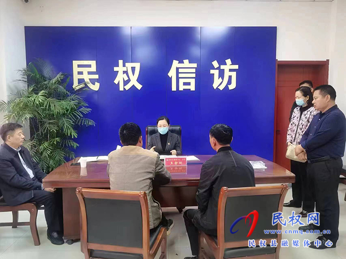 縣委副書(shū)記、縣長(zhǎng)王靜嫻接待來(lái)訪群眾