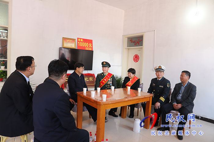 市人大常委會副主任、縣委書記張團(tuán)結(jié)等縣領(lǐng)導(dǎo)為榮立二等功現(xiàn)役軍人送喜報