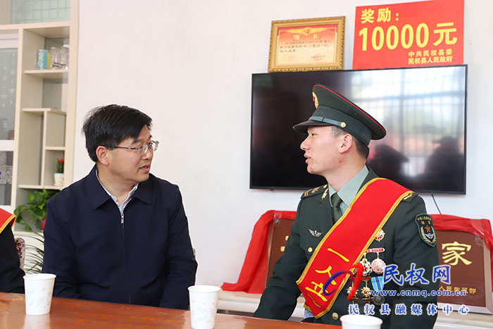 市人大常委會副主任、縣委書記張團(tuán)結(jié)等縣領(lǐng)導(dǎo)為榮立二等功現(xiàn)役軍人送喜報