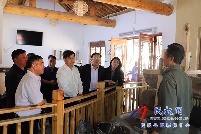 市人大常委會(huì)副主任、縣委書(shū)記張團(tuán)結(jié)到美食節(jié)現(xiàn)場(chǎng)查看指導(dǎo)工作