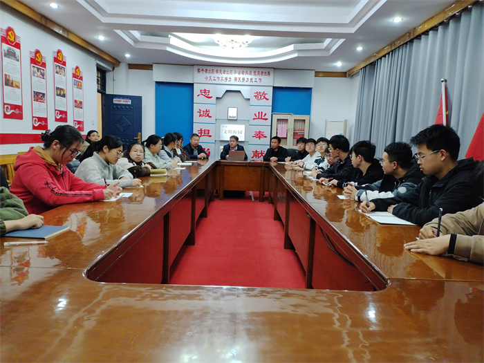   民權(quán)博士團成員、上海同濟大學(xué)教授朱京濤招生工作組到民權(quán)縣高級中學(xué)開展招生宣講活動