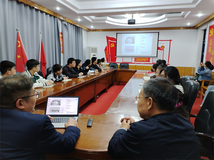   民權(quán)博士團成員、上海同濟大學(xué)教授朱京濤招生工作組到民權(quán)縣高級中學(xué)開展招生宣講活動