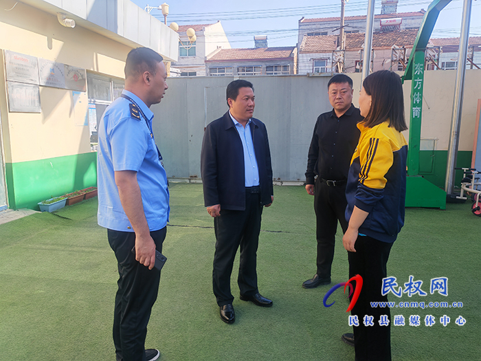 縣委常委、縣委辦公室主任吳杰到野崗鎮(zhèn)督導校園食品安全、違法違規(guī)占用耕地整治工作