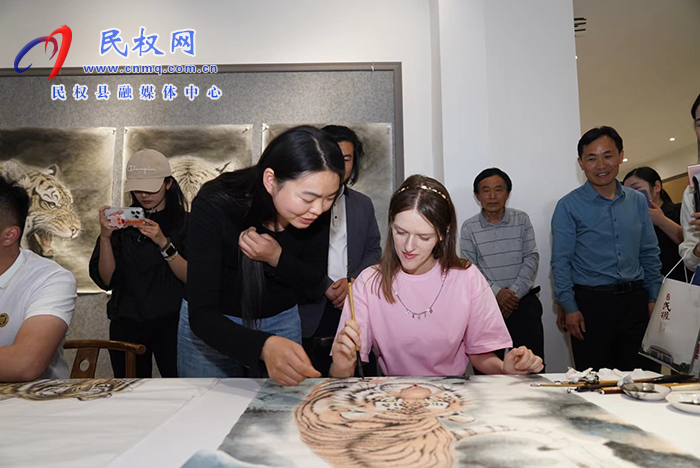 2023“打卡中國·讀懂中國式現(xiàn)代化——你好，河南！”網(wǎng)絡(luò)國際傳播活動走進(jìn)“中國畫虎第一村” ? ? ?