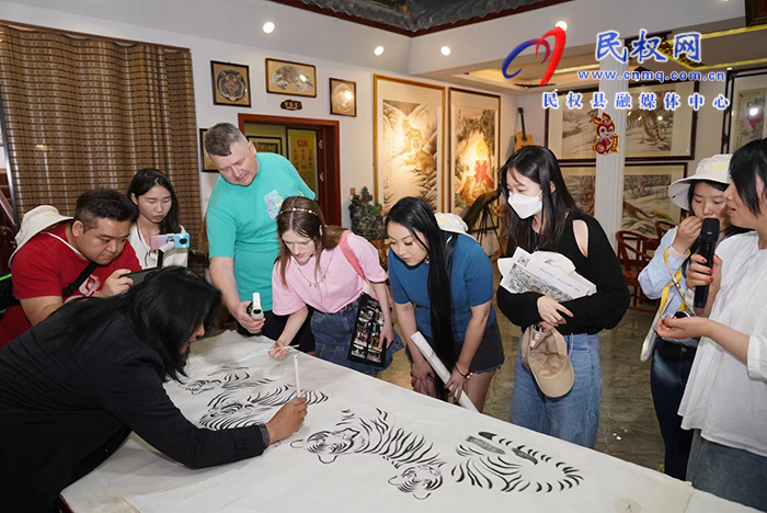 2023“打卡中國·讀懂中國式現(xiàn)代化——你好，河南！”網(wǎng)絡(luò)國際傳播活動走進(jìn)“中國畫虎第一村” ? ? ?