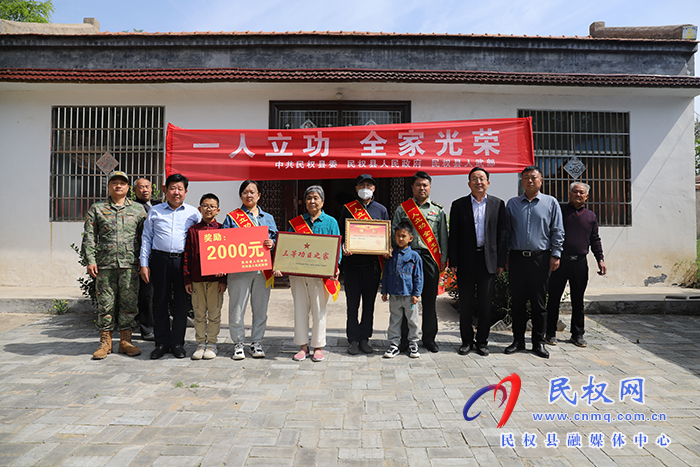 縣領(lǐng)導李國棟為榮立“個人三等功”現(xiàn)役軍人家屬送喜報
