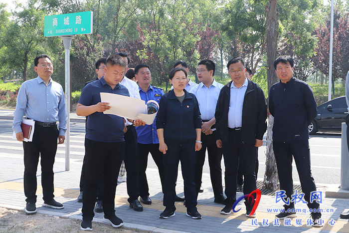縣委書記、縣長王靜嫻調(diào)研城市書房選址工作
