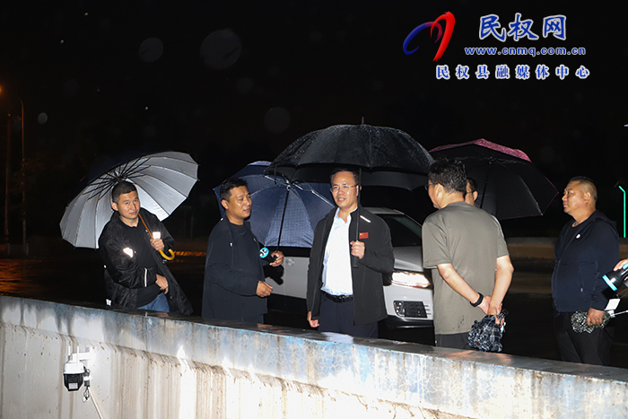 縣委常委、常務(wù)副縣長王景義夜查城市防汛工作