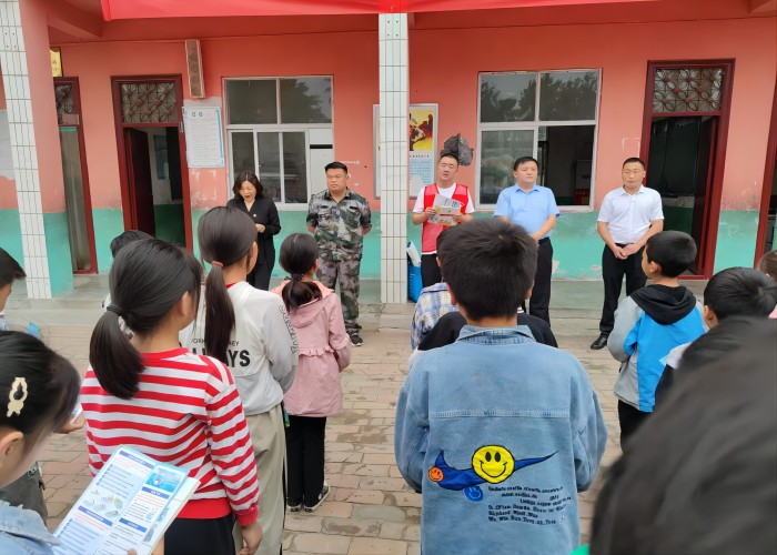 商丘市應(yīng)急管理局開展安全宣傳“進校園”暨“六一”兒童節(jié)慰問活動