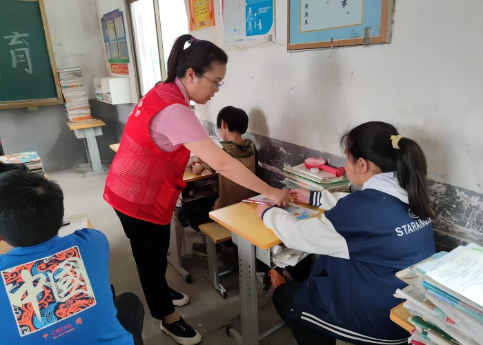 商丘市應(yīng)急管理局開展安全宣傳“進校園”暨“六一”兒童節(jié)慰問活動