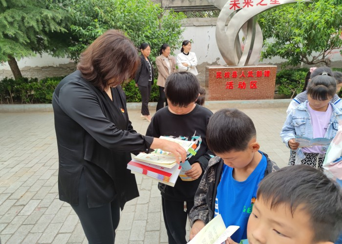 商丘市應(yīng)急管理局開展安全宣傳“進校園”暨“六一”兒童節(jié)慰問活動