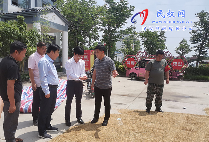 縣領(lǐng)導(dǎo)張愛軍、李吉安看望慰問“三夏”一線黨員干部