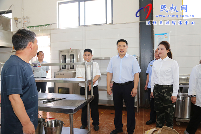  縣委常委、組織部長(zhǎng)王義彬調(diào)研督導(dǎo)“三夏”生產(chǎn)和食品安全“兩個(gè)責(zé)任”落實(shí)工作