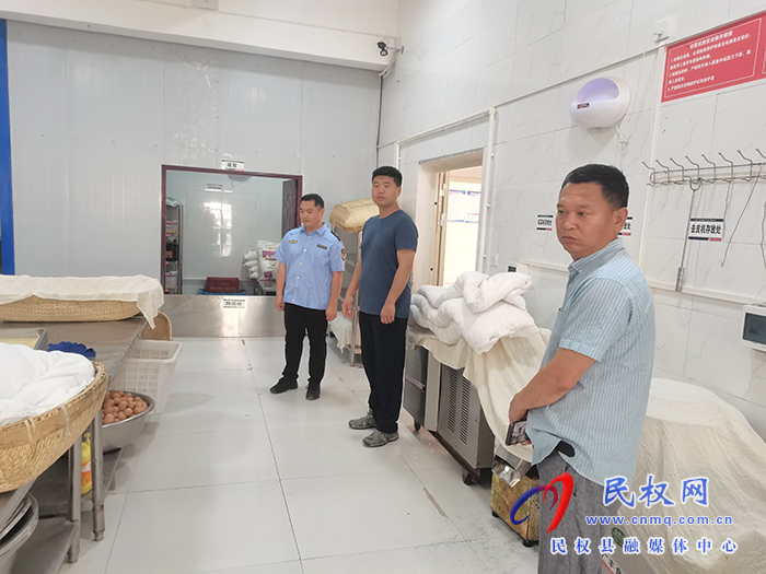 副縣長、花園鄉(xiāng)黨委書記張方杰到包保單位督導(dǎo)食品安全“兩個(gè)責(zé)任”落實(shí)情況