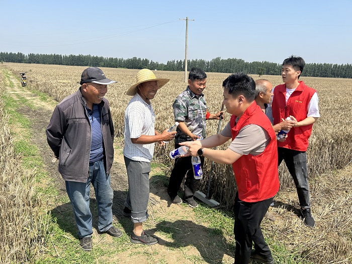 民權(quán)縣財(cái)政局：“三夏”慰問送清涼 結(jié)對共建助農(nóng)忙