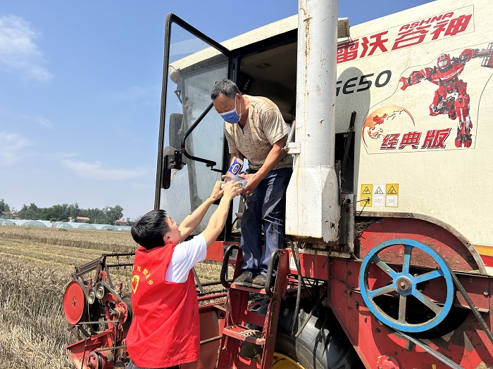 民權(quán)縣財(cái)政局：“三夏”慰問送清涼 結(jié)對共建助農(nóng)忙