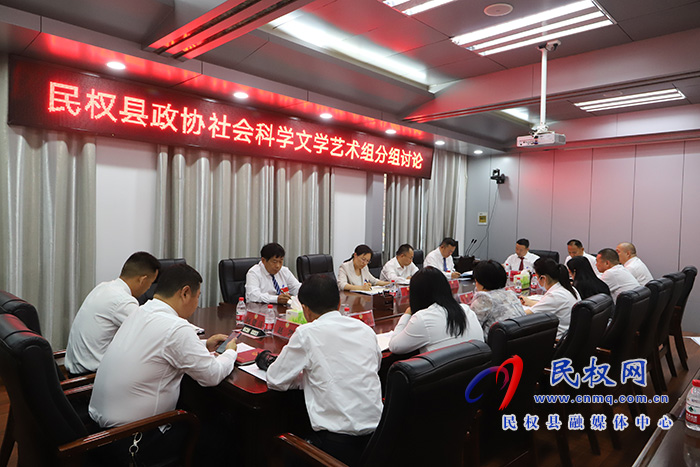 縣委書記、縣長王靜嫻參加社會科學(xué)文學(xué)藝術(shù)界別分組討論