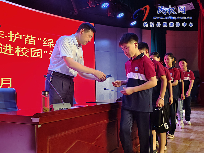 民權(quán)縣開(kāi)展“掃黃打非?護(hù)苗”綠書簽進(jìn)校園暨“網(wǎng)絡(luò)安全進(jìn)校園”活動(dòng)