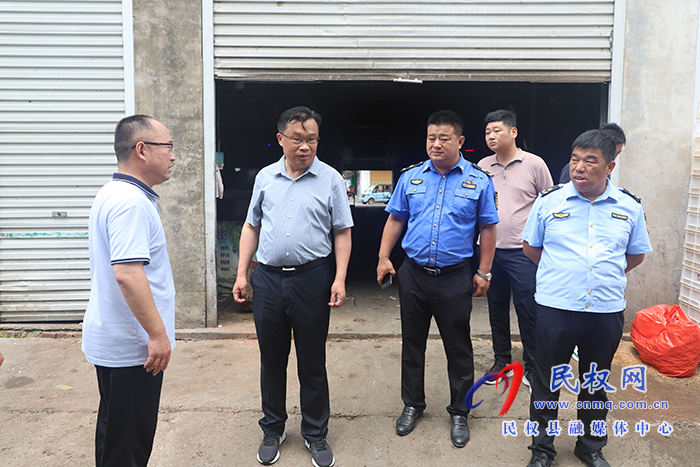縣委常委、宣傳部長、副縣長畢道喜暗訪國家衛(wèi)生縣創(chuàng)建工作