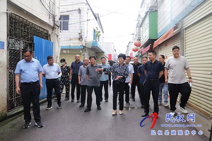 縣領(lǐng)導(dǎo)查看全國文明城市、國家衛(wèi)生縣創(chuàng)建工作