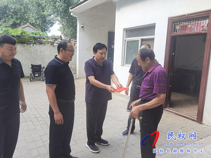 縣領(lǐng)導(dǎo)陳進(jìn)領(lǐng)“八一”節(jié)前到胡集鄉(xiāng)走訪慰問(wèn)復(fù)退、復(fù)員軍人