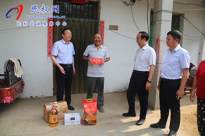 縣領(lǐng)導(dǎo)李國(guó)棟、韓德勇開(kāi)展八一慰問(wèn)活動(dòng)