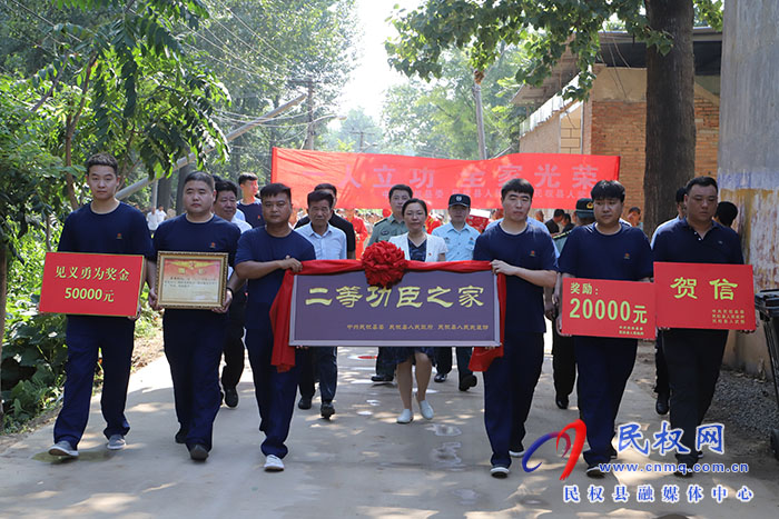 縣委書記王靜嫻為榮立二等功現(xiàn)役軍人蔡世彬家庭送喜報(bào)