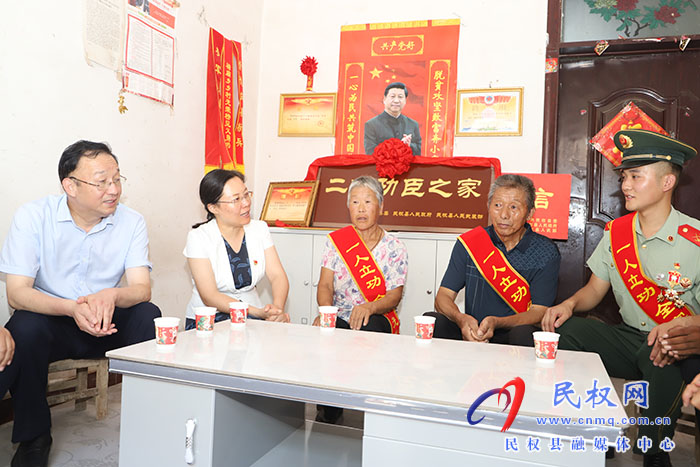 縣委書記王靜嫻為榮立二等功現(xiàn)役軍人蔡世彬家庭送喜報(bào)